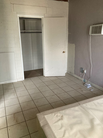 Bedroom with closet - Room for rent contact me directly