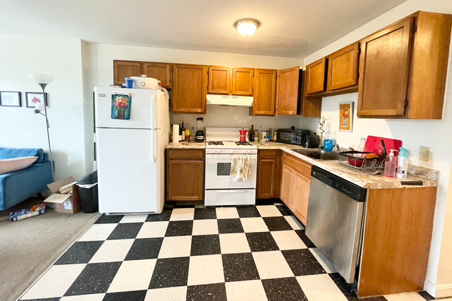Kitchen - Excellent 3 bedroom apartment located on Hammond St