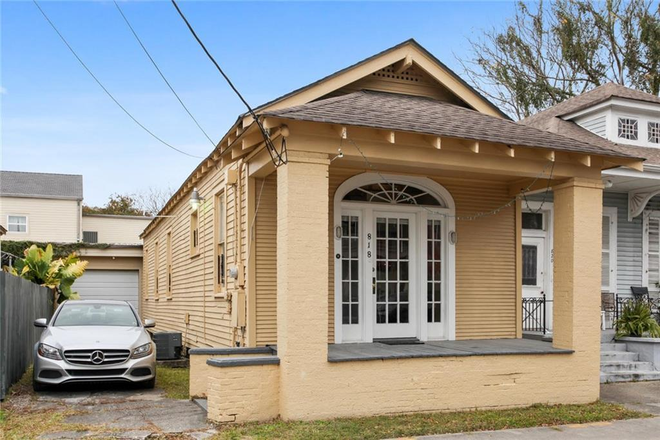 Front Porch - 3 Bedroom Cottage Close to Campus and Fun Apartments