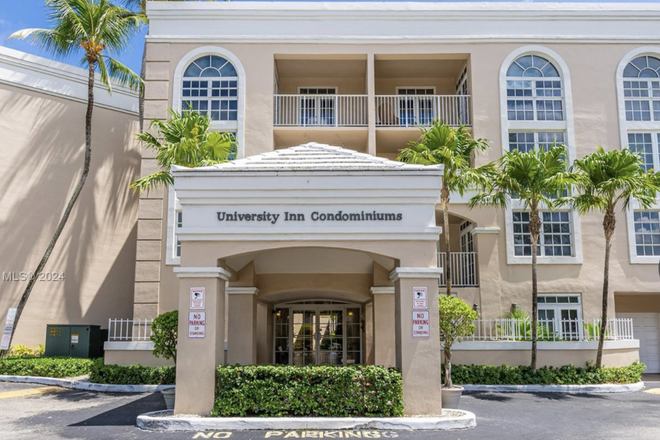 Entrance to the lobby - Front - UNIVERSITY INN, Garden POOL - 2b/2b - directly across UM campus. Remodeled/ split unit. Furnished.