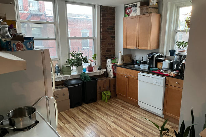 Call NOW for showings! 617-236-8550 - FLEET ST - TRUE 3BR/1BA W/ LIVING RM, LNDRY IN BLDNG, DW AVAIL *9/1/2026* IN CONVENIENT NORTH END!