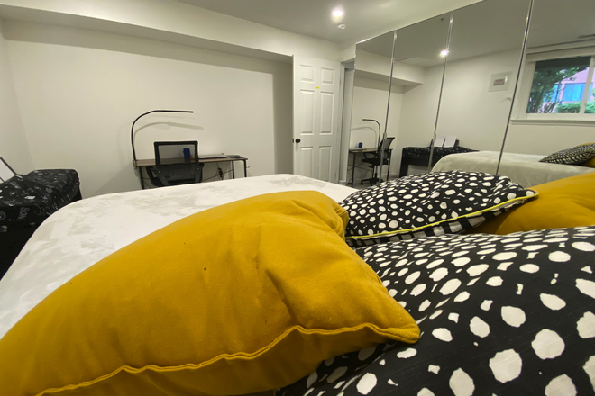 Large lower level bedroom - Close to two metros/Howard University: 0.6 miles/GWU: 1.5 miles/GT Law: 2.0 miles/Johns Hopkins SAIS House