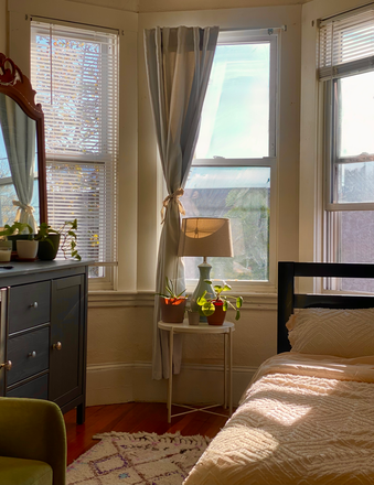 Bedroom - Bright Double Room 6' walk from Orange Line