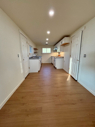 KITCHEN - 3 Bedroom House Near Campus and UVM Dairy Barn