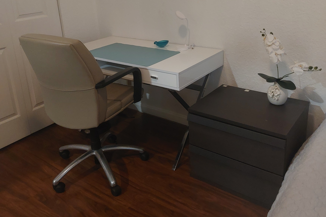 Desk with drawers and leather chair - Room for rent, walking distance to everything!! Townhome