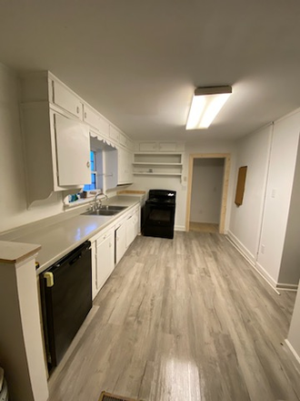 Kitchen - 4 bed 3 baths Ranch House, walk to NCSU, free parking