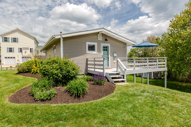Front Entrance - Available for a group of 3! Beautiful 3 bedroom in Point Judith, Walk to resturants
