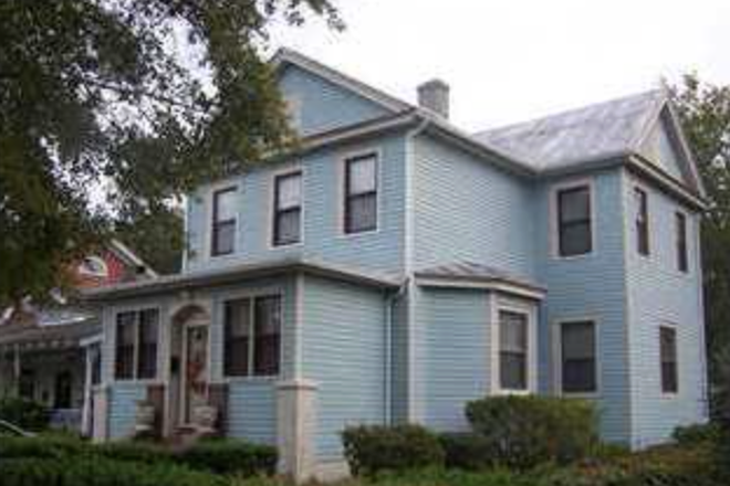 Exterior of 852 Rutledge Avenue - 4 bd/2 bth house with fenced in yard, w/d, hardwood floors, fireplaces & fully renovated bathroo