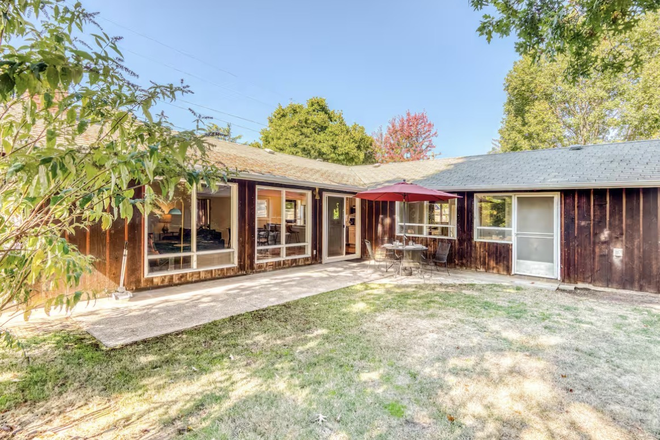 Yard - Spacious Student-Friendly Home Near Campus & Oakway Center