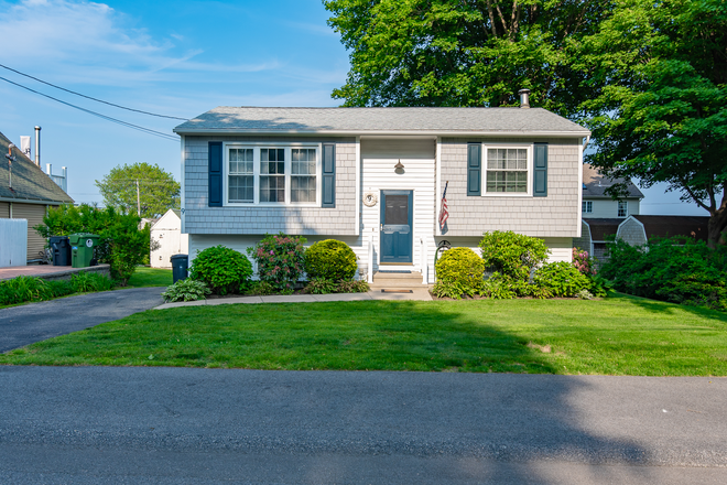 Front of House - Available for a group of 3! Beautiful 3 bedroom home in Bonnet Shores!