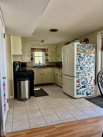 Kitchen - 3 bedroom Lakefront Home on Beautiful Columbia Lake - School Year Rental
