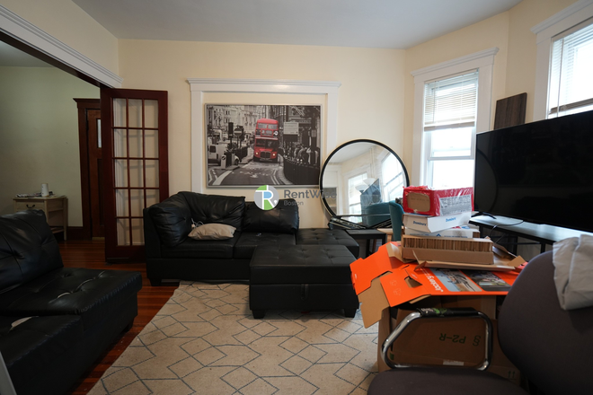 1 - SEPT 2026 – Oak Square 3 Bed & In-Unit Laundry, No Broker Fees! Apartments