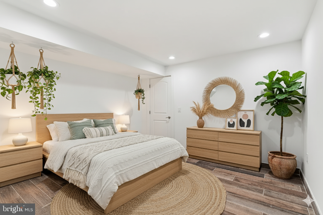 bedroom - Stunning 1 Bed Steps from Temple! Modern Renovation