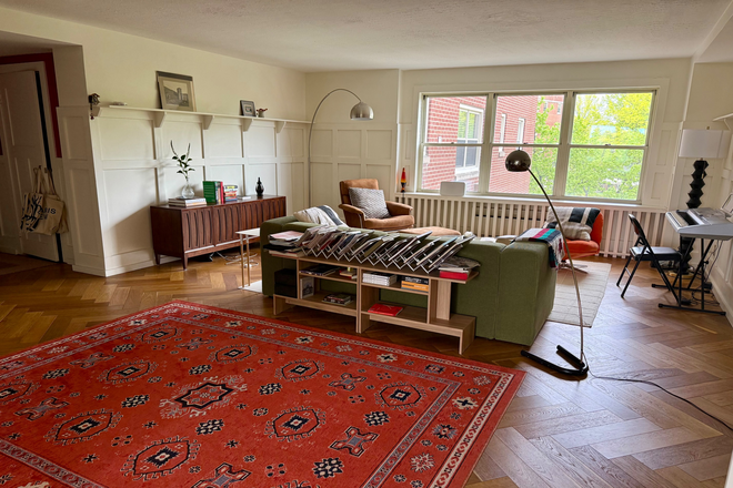 Living Room - Large Condo in Shaker Towers, close to campus