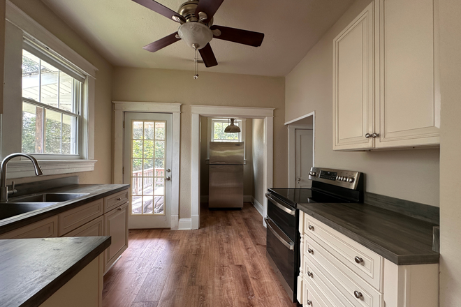 Kitchen - House 3 Miles from LU- 318 Sussex (Prof. Love)