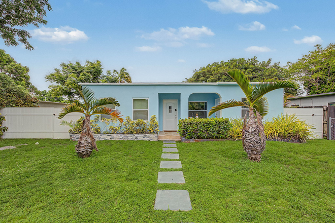 Front view - Amazing Single Family Home for Rent - Steps to Campus