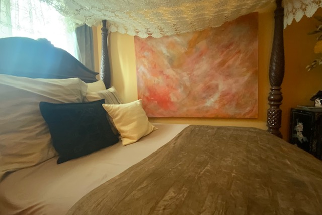 Private Bedroom - Private room for rent in an artist design shared condo unit at Scadding Avenue