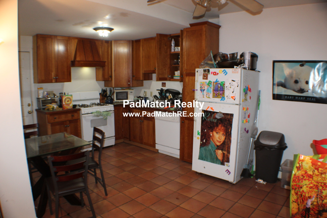 !!! - NO FEE 4/5 beds Between Comm Ave and Beacon St with porch! Green B/C/D lines and Whole Foods nearby!