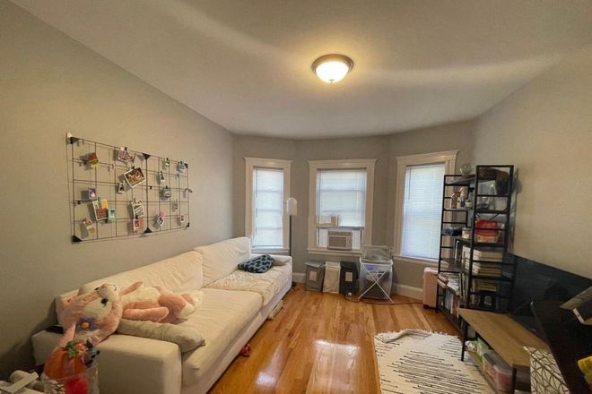 - - GORGEOUS TWO BEDROOM APARTMENT NEAR TUFTS