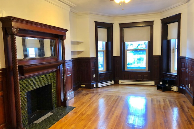 Hub Realty - Handy one bedroom with full kitchen, across from St Mary's T stop Apartments