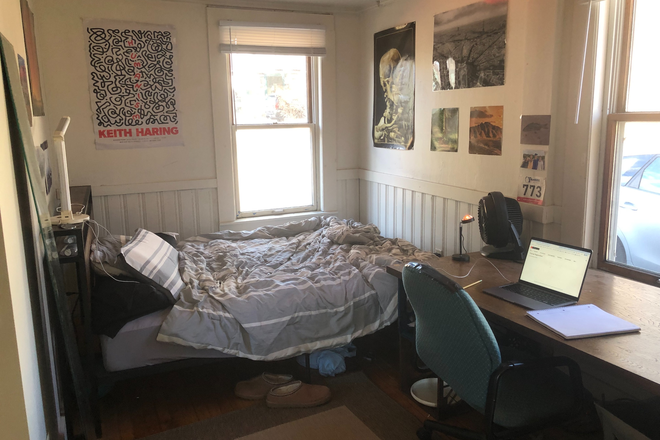 Bedroom (day) - House Close to Amherst College - Subletting One Bedroom