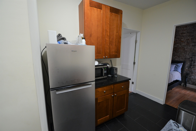 59 Westland Ave - NO Broker's Fee!! - Avail 9/1 - Great Location 1 Bed Split on Westland Ave.