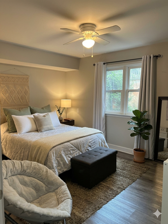 Bedroom - In-Unit W/D! Chic 1 BR / 1 BA Apt Only 1 Mile to Emory Decatur