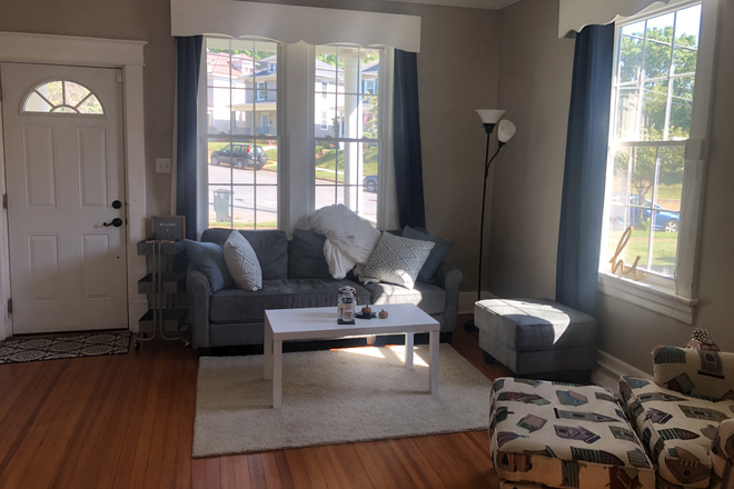 Living Room - House 3 Miles from LU- 318 Sussex (Prof. Love)