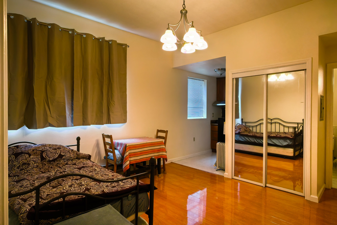 Studio 2 - Quiet & Safe Private Studio in Central Richmond; Close to USF, bus 38, 31, 29 & 5, shopping & dining