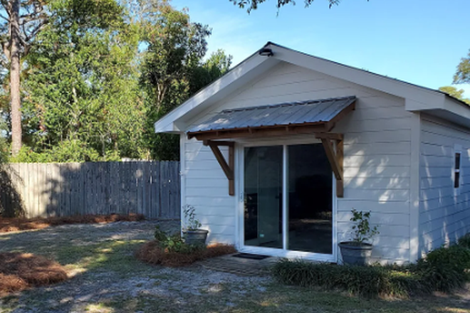 Cottage for one in private backyard - Studio Cottage close to campus