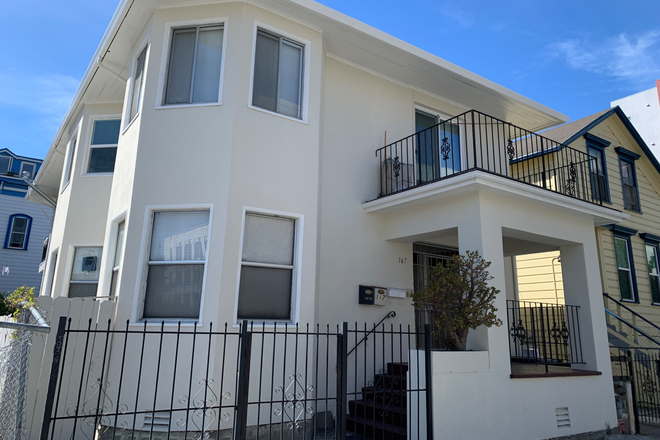 2nd floor, front unit - $2000 for 2 bedrm,1bath, 4-plex, upper unit, block from Lake Merritt BART
