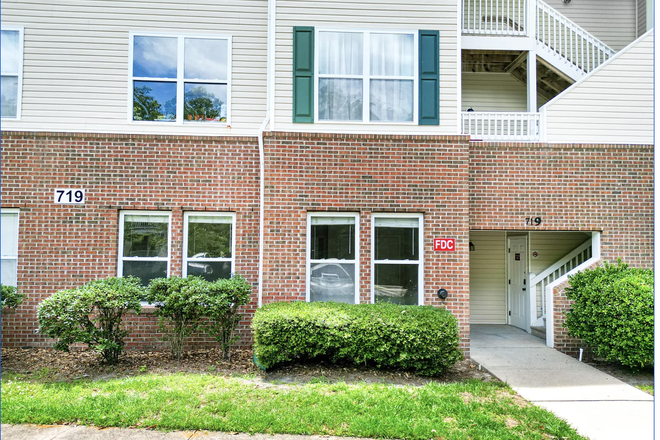 Outside view - Azalea Trace Condos, close to campus, close to shopping, centrally located in Wilmington