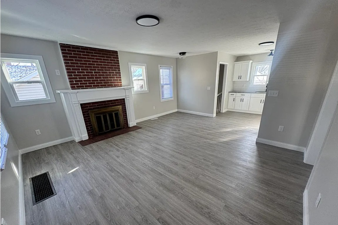 Living Space - 209 Dehart St. - 3 Bedroom Home!