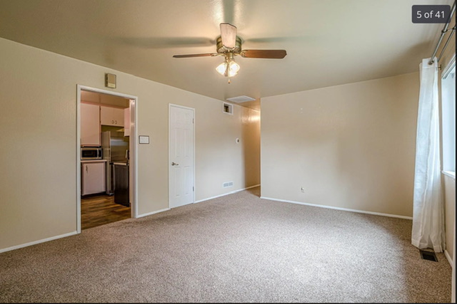 Living room - 25 min walk to campus House