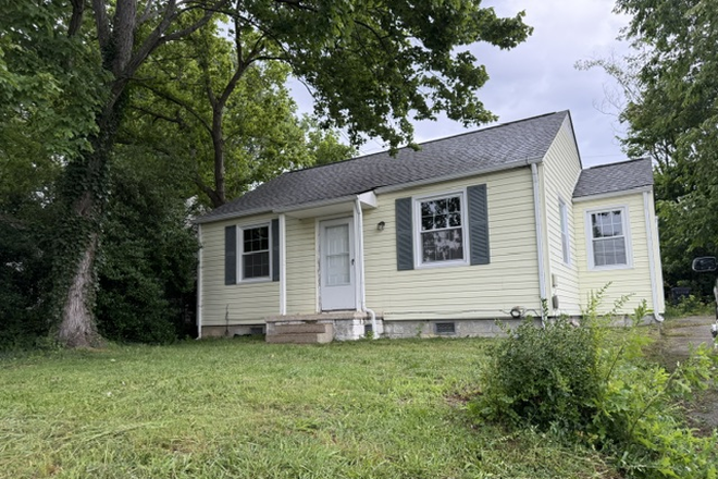 Outside front of house - 5 Mins from campus near West High School, pet friendly yard