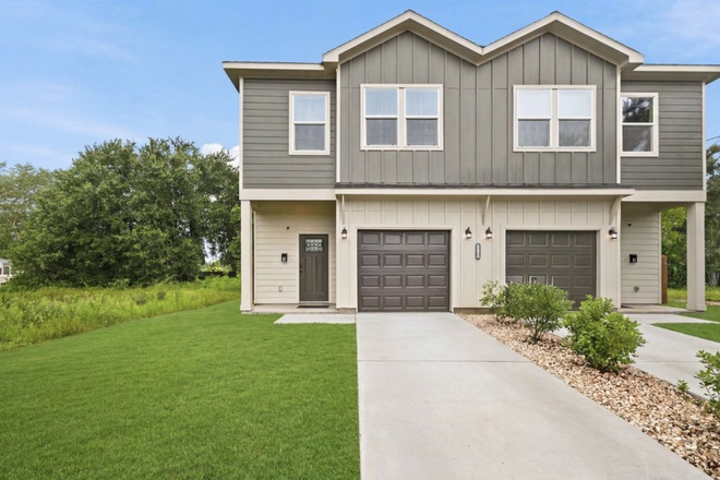Front entry with garage and parking - 4 bedroom / 2.5 bathroom Fully Furnished Townhome