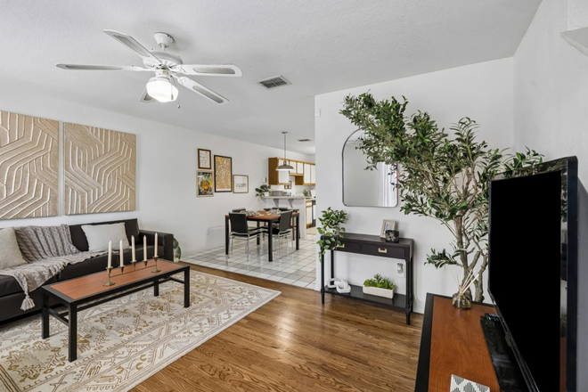 Living room - Campus Crossings on Alafaya