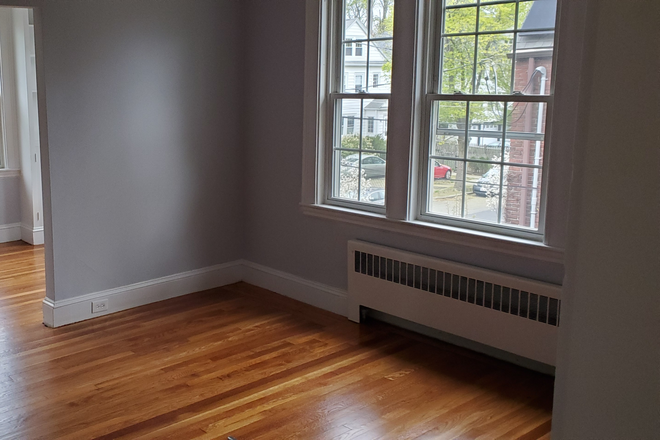 bedroom 1 - 5 bed, new kitchen, bath, fresh paint, floors, 2200 sq ft, steps from upper campus