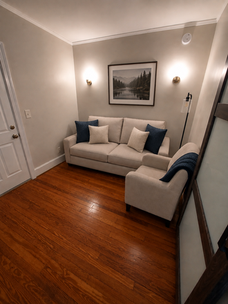 Bright living room with beautiful hardwood floors and abundant natural light - Renovated Roland Park 1BR + Sunroom — Ideal for Hopkins Grad & Medical Students