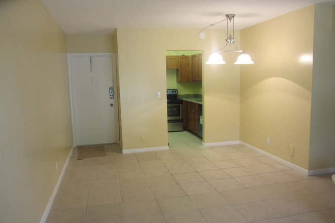 Dining area - 2/2 in Oaks of Boca. 5 min walk to FAU Condo