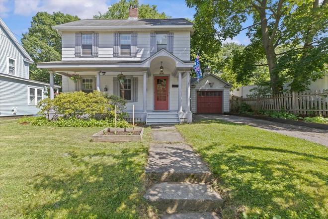 From street; end of dead end road. - Lovely House - Perfect UVM and Medical Center Location