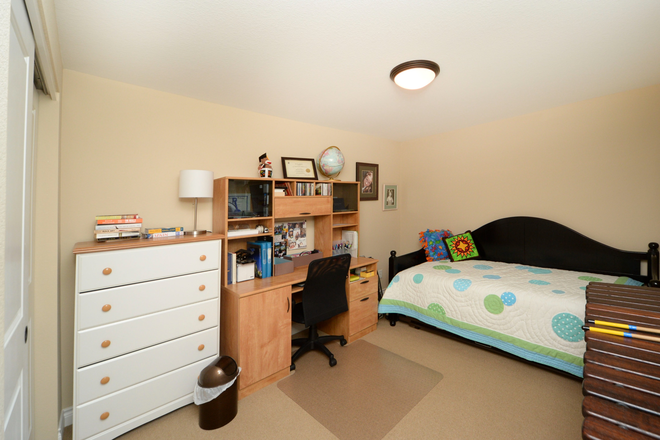 Bedroom 3. - 3 bedroom, 2 full bathroom townhouse. Whittier Neighborhood, 1 block from Pearl St