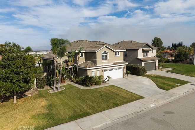 Front of house - Quiet & Upscale Living in Orangecrest Riverside House