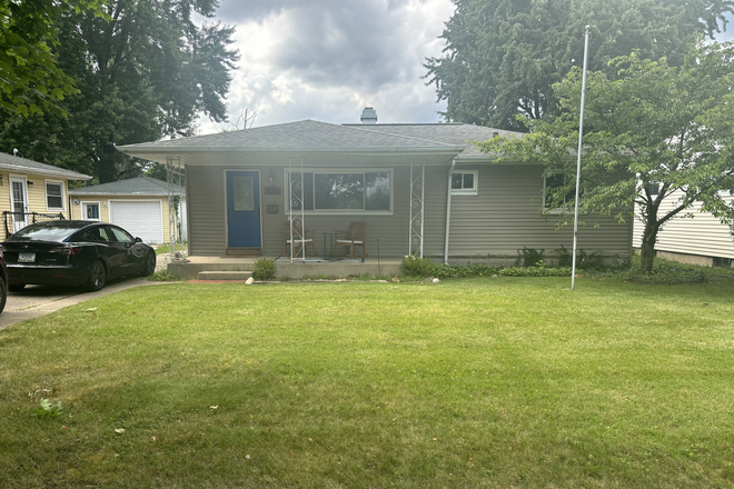 Outside Street View - 2725 Rockne Drive - Grad Student Favorite!