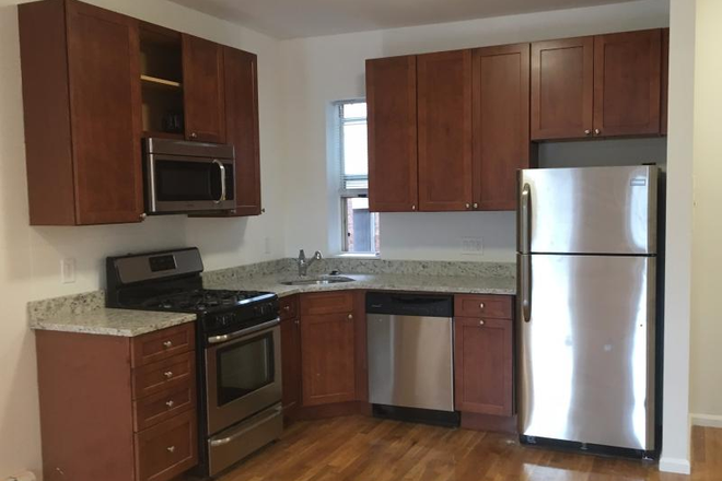Hub Realty - Mission Hill, spacious 3 bedroom with dishwasher and lots of light, on green line T