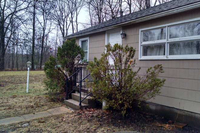 Exterior - Cute 2 br Cottage Near Coventry Lake 15 Min from campus Available for Spring Semester!