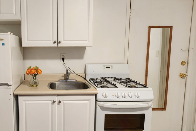 kitchen - Toronto Downtown Bachelor Studio Available Utility Inclusive