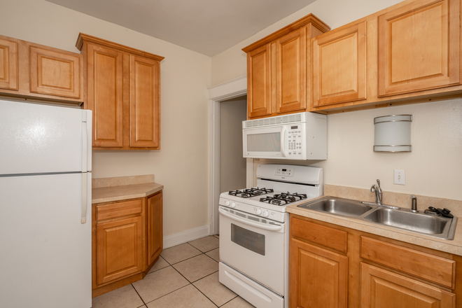 Kitchen - 221 E Rochelle House