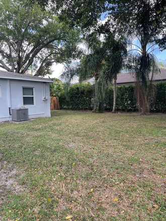 Backyard - Central Quiet Residence