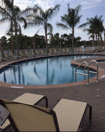 Community Pool - Room in Home 30mins from Campus